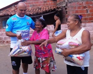 Técnico Abideu Fernandes fazendo entrega de alimentos em Apoeirinha - Sobral-CE
