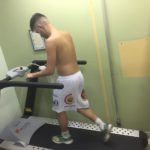 Jogador da AA FIB na esteira durante exame cardiológico